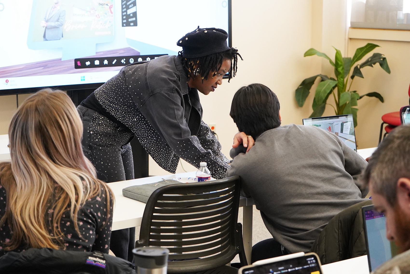Chy'Na Nellon with a workshop participant. Chy'Na Nellon assisting a workshop participant with troubleshooting Frame VR.